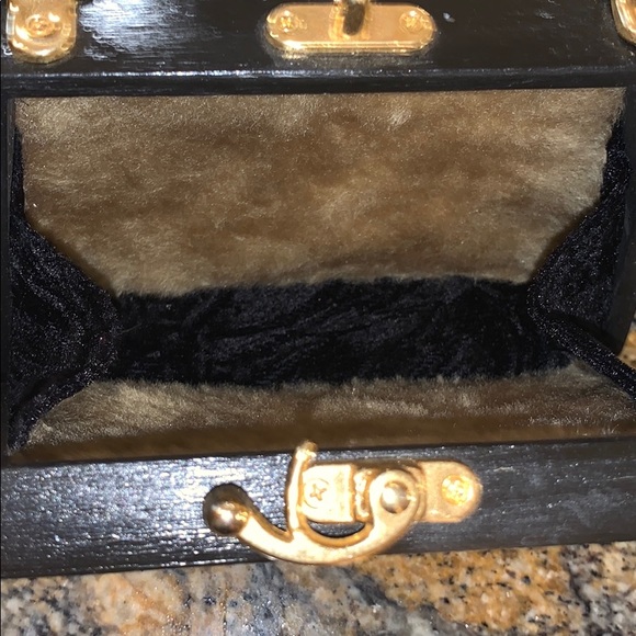 Handpainted bag by famous artist with fur inside - Picture 5 of 5